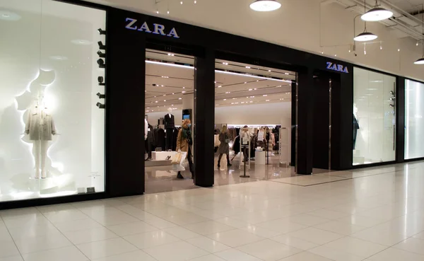 Москва Россия Декабрь 2020 Вход Магазин Zara Клиентка Маске Выходит — стоковое фото