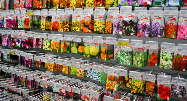 モスクワ ロシア 2019年12月 さまざまな種類の年間花の種子を持つ紙袋付きスタンドの閉鎖 マリーゴールド ペチュニアスなど 店内販売 — ストック写真