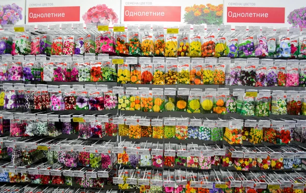 モスクワ ロシア 2019年12月 さまざまな種類の年間花の種子を持つ紙袋付きスタンドの閉鎖 マリーゴールド ペチュニアスなど 店内販売 — ストック写真