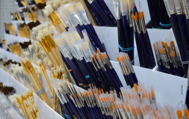 Mağazada birçok farklı boya fırçası yaratıcı ürünlerle satılıyor. Seçici odak.