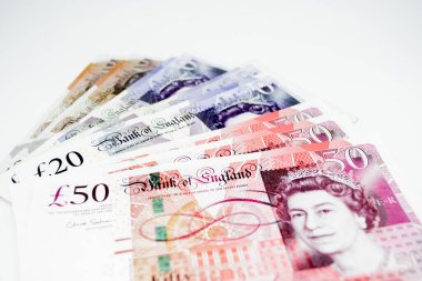 MOSCOW, Rusya, Şubat 2020: Beyaz arka planda 10, 20 ve 50 poundluk bir yığın. Boşluğu kopyala.