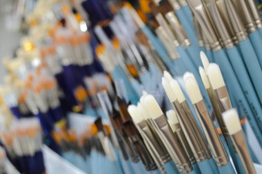 Beyaz ve kırmızı kıllarla mavi çizmek için farklı fırçaları yakın çekim yapın. Seçici odak.