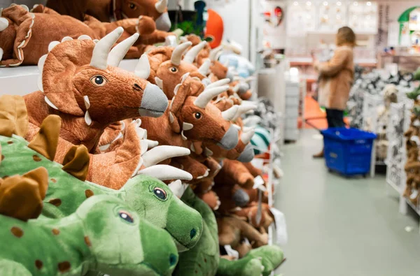 Primer Plano Dinosaurios Juguete Los Estantes Tienda Compradores Borrosos Fondo —  Fotos de Stock