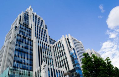 Moskova, Rusya, Haziran 2020: Bulutlu mavi gökyüzüne karşı modern bir ofis binası. Boşluğu kopyala.