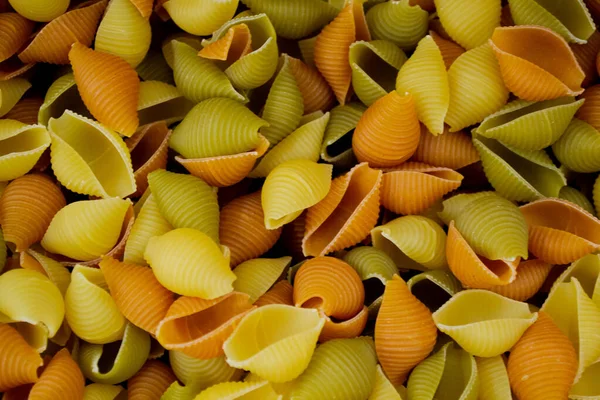 Närbild Blandning Pasta Skal Conchiglie Rigate Tre Färger Gul Grön — Stockfoto