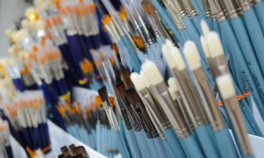 Beyaz ve kırmızı kıllarla mavi çizmek için farklı fırçaları yakın çekim yapın. Seçici odak.