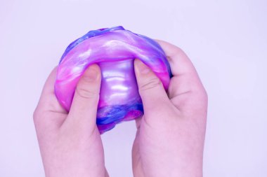 Oyunu birinin beyaz arka planında iki renkli, mavi ve pembe sümükle kapatıyoruz. Mukus ezilmiş, gerilmiş, koparılmış ve elle sıkılmış..