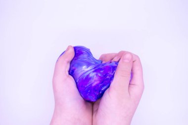 Oyunu birinin beyaz arka planında iki renkli, mavi ve pembe sümükle kapatıyoruz. Mukus ezilmiş, gerilmiş, koparılmış ve elle sıkılmış..