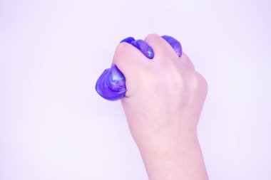 Oyunu birinin beyaz arka planında iki renkli, mavi ve pembe sümükle kapatıyoruz. Mukus ezilmiş, gerilmiş, koparılmış ve elle sıkılmış..