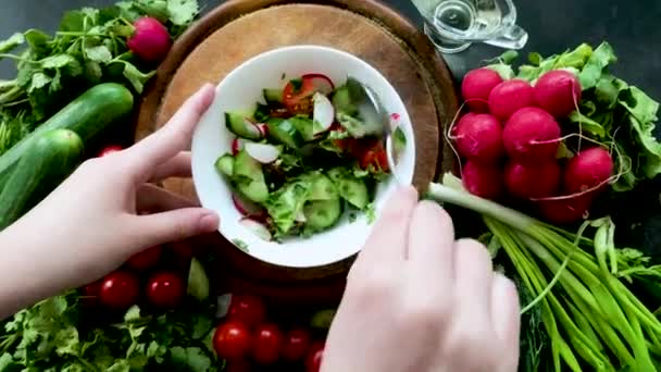 Χέρια Ανακατεύουν Σαλάτα Λαχανικών Ένα Κουτάλι Γύρω Από Μπολ Ένας — Αρχείο Βίντεο