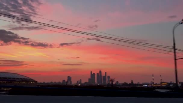 Strzelanie Okna Samochodu Podczas Jazdy Przez Most Rzece Moskwa Najpiękniejszego — Wideo stockowe