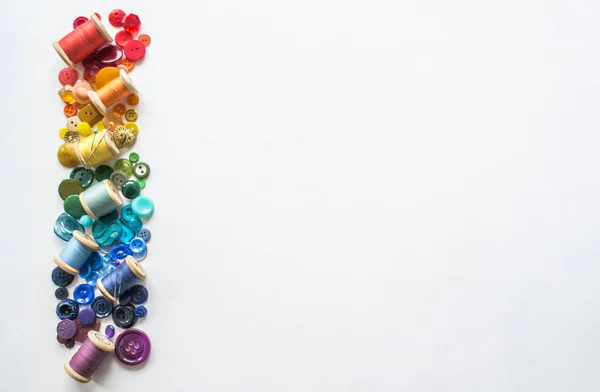 Una Gran Cantidad Botones Carretes Con Hilos Colores Dispuestos Sobre — Foto de Stock