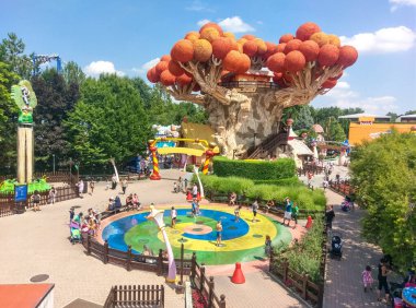 Castelnuovo del Garda, İtalya, Temmuz 2017: Gardaland Lunaparkı. Devasa bir ağaç ve çeşme şeklinde, ıslak çocukların koştuğu merkezi cazibenin en üst görüntüsü. Yaz, sıcak.