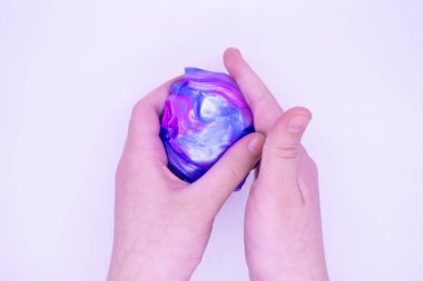 Biri beyaz arka planda iki renkli, mavi ve pembe sümükle oyunu kaybeder. Mukus ezilmiş, gerilmiş, koparılmış ve elle sıkılmış..