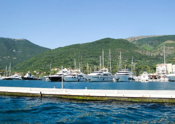 Montenegró 2011 Június Kilátás Vízből Kikötőhelyen Vagy Parkolás Saját Luxus — Stock Fotó