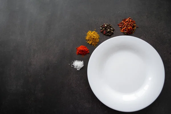 White Empty Plate Space Text Which Various Spices Scattered Piles — Stock Photo, Image