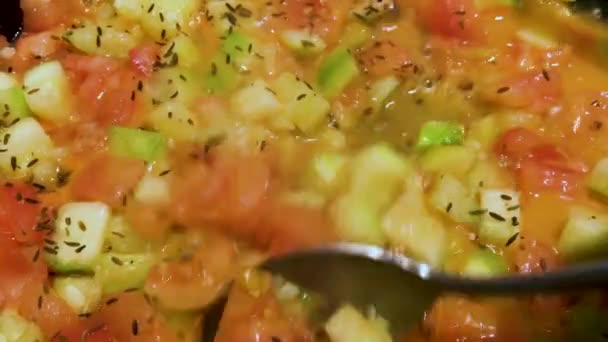 Stoofgroenten Sudderen Tomaten Courgettes Bestrooid Met Droge Komijn Roeren Met — Stockvideo