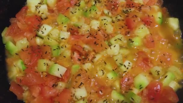 Einer Pfanne Gekochtes Gemüse Tomaten Und Zucchini Bestreut Mit Trockenem — Stockvideo