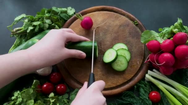 Manos Cortando Pepino Con Cuchillo Cerámica Blanca Una Tabla Cortar — Vídeo de stock