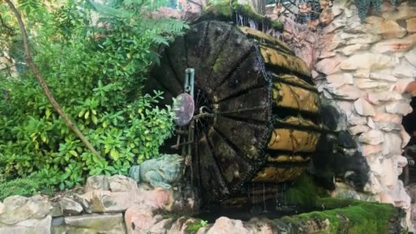 Huge Metal Copper Water Wheel Mill Covered Moss Water Flows — Stock Video