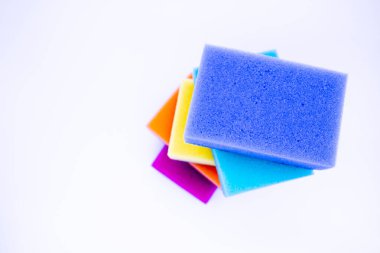 Bulaşık yıkamak için kullanılan süngerlerin beyaz arka planda, izole edilmiş hali. Gökkuşağı süngerleri gibi renkli renkleri vardı. Boşluğu kopyala.