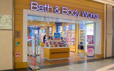 Moskova, Rusya, Şubat 2021: Hamam ve kaporta atölyesine giriş. Raflarda ürünler ve indirimli pankartlar.