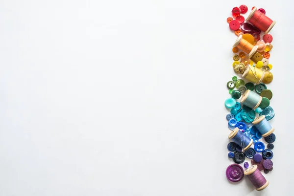 Una Gran Cantidad Botones Carretes Con Hilos Colores Dispuestos Sobre — Foto de Stock