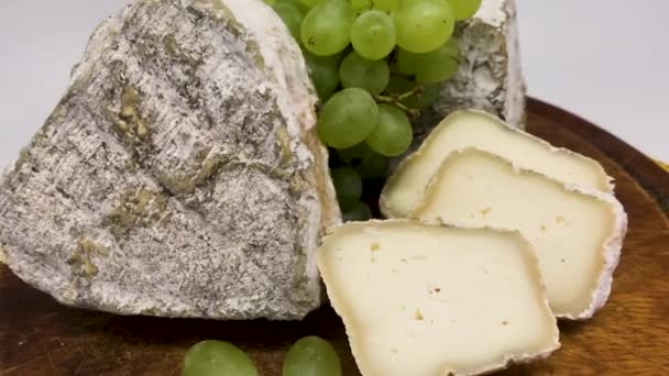 木の板にモルディヤギのミルクチーズと緑のブドウの盛り合わせ — ストック動画