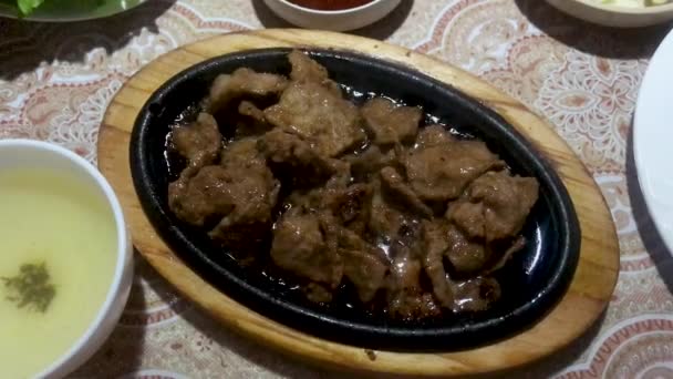 Kore Yemekleriyle Kaplı Bir Masanın Üst Görüntüsü Cızırtılı Parçaları Sebze — Stok video