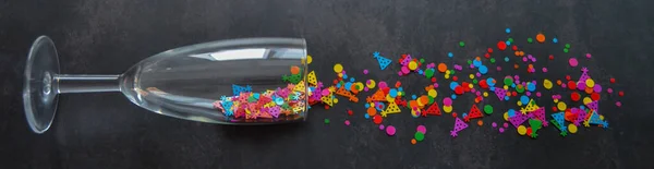 Banner Wine Glass Which Pouring Drink Multicolored Confetti Form Circles — ストック写真