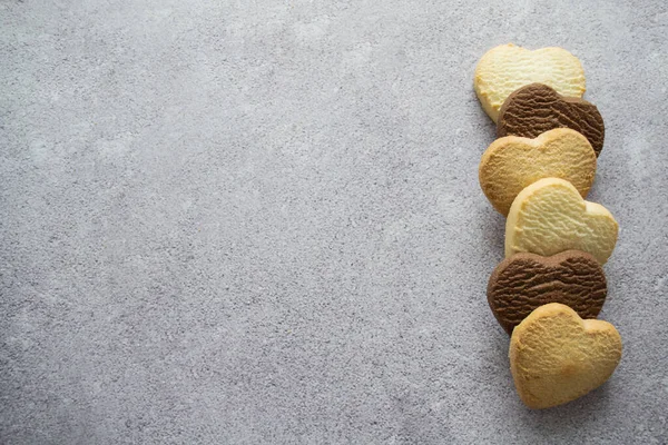 Biscoitos Multicoloridos Forma Coração Baunilha Limão Chocolate Fundo Cinza Espaço — Fotografia de Stock