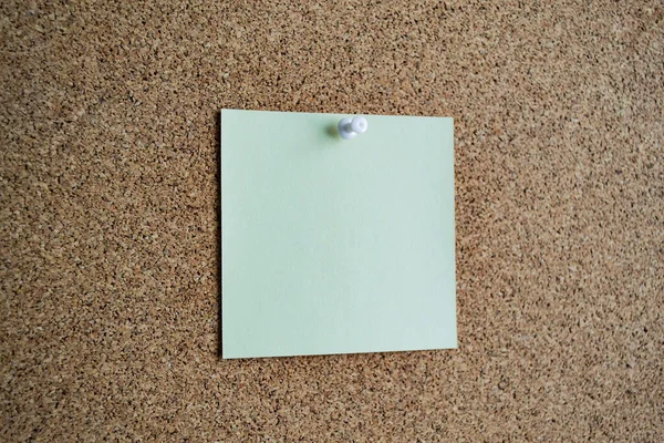 Jasnozielona Kartka Papieru Tablicy Korkowej Przymocowana Białym Popychaczem Przestrzeń Kopiowania — Zdjęcie stockowe