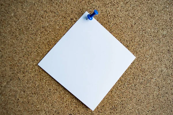 White Paper Note Cork Board Attached Blue Pushpin Copy Space — Stock Photo, Image