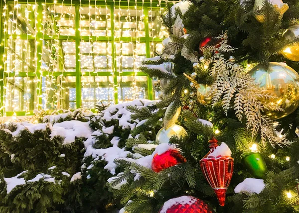 Bożonarodzeniowe Tło Zielona Choinka Pokryta Śniegiem Światłami Szklanymi Ozdobami Kolorze — Zdjęcie stockowe