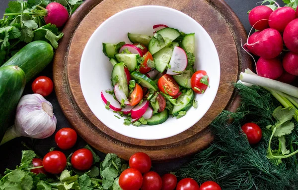 Una Pila Verduras Frescas Maduras Rábanos Tomates Pepinos Hierbas Ajo — Foto de Stock