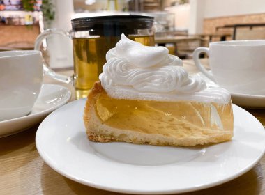 Yakın plan şeffaf jelatin pastalı kurabiye hamuru. Kafedeki masada krema kreması var..