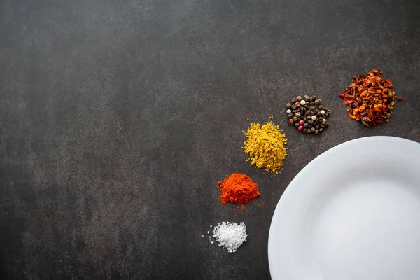 White Empty Plate Space Text Which Various Spices Scattered Piles — Stock Photo, Image