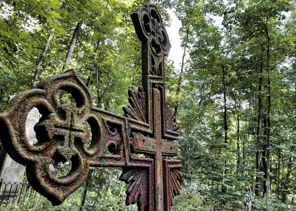 Old Cemetery Close Huge Old Rusty Broken Cross Abandoned Grave — Stock Photo, Image