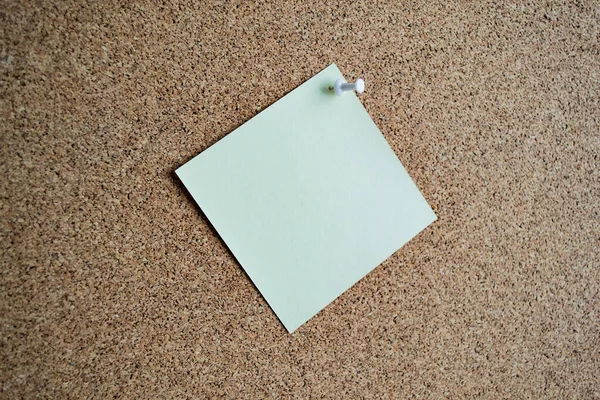 Blado Zielona Kartka Papieru Tablicy Korkowej Przymocowana Białym Popychaczem Przestrzeń — Zdjęcie stockowe