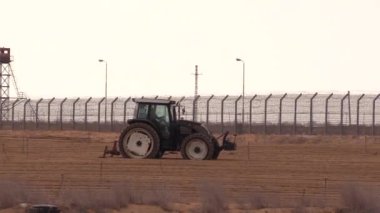 03112020 Güney İsrail Traktörü Mısır çitlerinin yanında ekili.