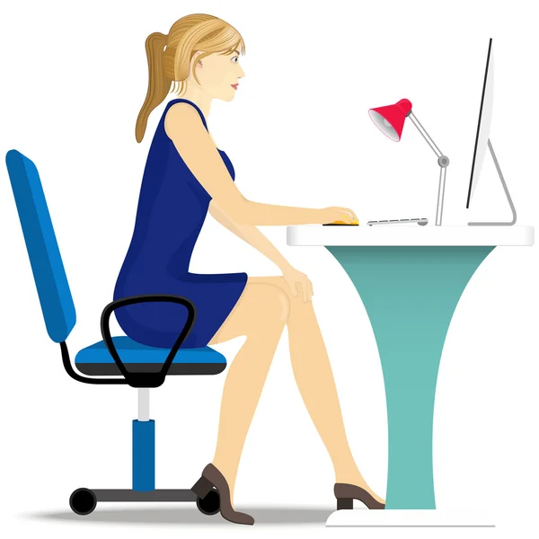Linda garota trabalha em um computador, sentado em uma cadeira na mesa . —  Vetores de Stock
