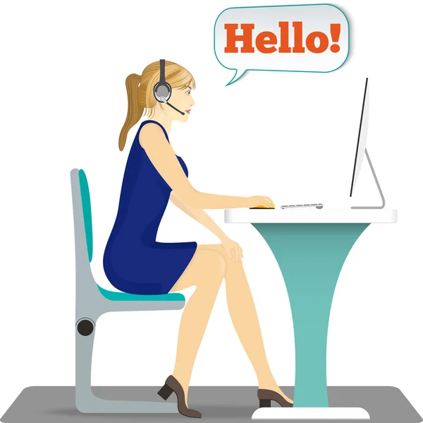 Mujer con auriculares en la cabeza sentada en una silla en la mesa y trabajando en el PC — Vector de stock