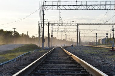 Uzağa giden demiryolu.