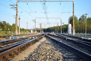 Uzağa giden demiryolu.