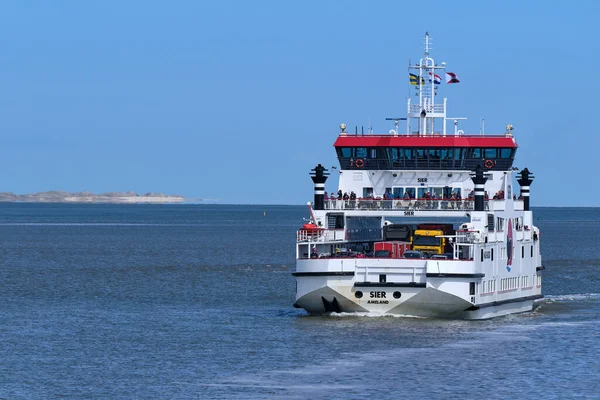 네덜란드 - 4 월 26 일 바덴해 (Waddensea, Netherlands-April 26,2021): 프리슬란트의 웨스트 프리슬란트 섬아 일런드에서 홀 웨어 까지 여객선 이 승객을 태우고 와든 해 (Wadden Sea) 를 항 해 한다. 뒤에 보이는 섬 셰르몬니 쿠크 — 스톡 사진