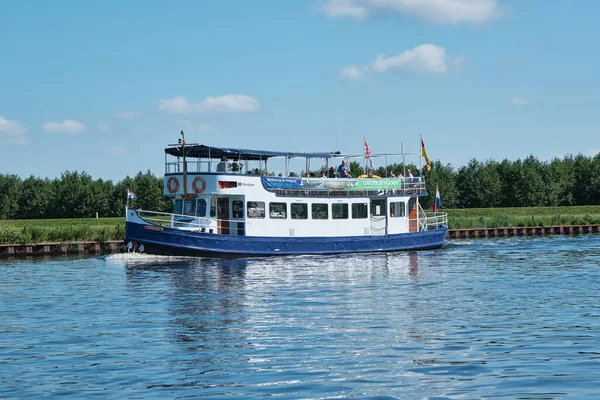 Amersfoort, Hoogland, the Netherlands (2021 년 6 월 13 일 ), Bicycle boat, ferry eemland on Eem river 승객 과 함께 에멜 강에 정박하고, 배경에는 제방 과푸른 하늘 이 있다. 엠 발레 이와 티 구 이를 통과하는 배 여행 — 스톡 사진