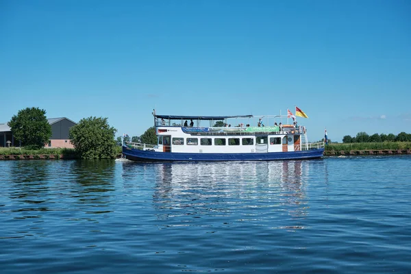 Amersfoort, Hoogland, the Netherlands (2021 년 6 월 13 일 ), Bicycle boat, ferry eemland on Eem river 승객 과 함께 에멜 강에 정박하고, 배경에는 제방 과푸른 하늘 이 있다. 엠 발레 이와 티 구 이를 통과하는 배 여행 — 스톡 사진