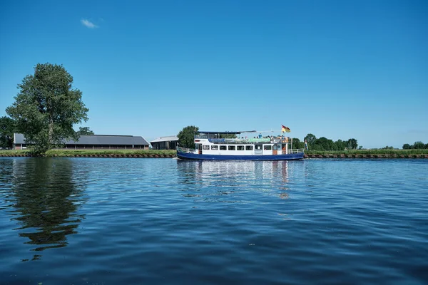 Amersfoort, Hoogland, Hollandia 2021. június 13., Bicikli hajó, komp semland az Eem folyón utasokkal és gát és kék ég a háttérben. Hajókirándulás az Eemvallei és t Gooi között — Stock Fotó