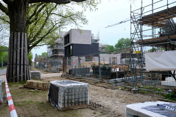 Amersfoort, Hollanda 15 Mayıs 2021, Hollanda 'da yeni inşa edilmiş evler ve daireleri olan boş bir inşaat sahası. Hollanda büyük bir konut sıkıntısıyla boğuşuyor, bu yüzden yüksek ev fiyatları