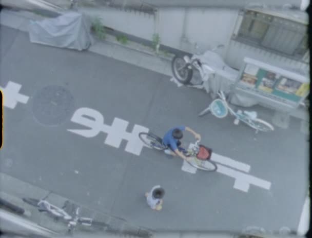 スーパー8東京の街を歩く人々のショット日本 — ストック動画